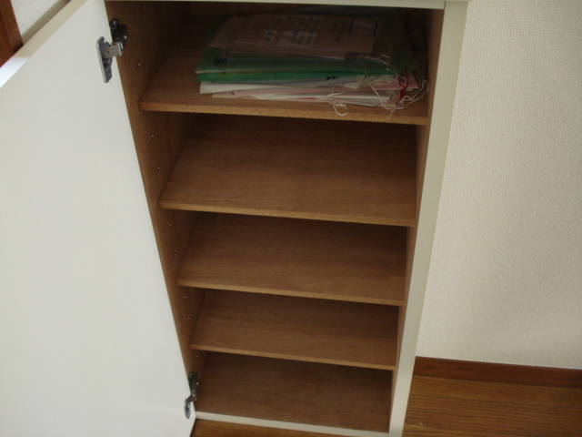 Entrance. Cupboard. Abundant entrance around also refreshing the number of shelf