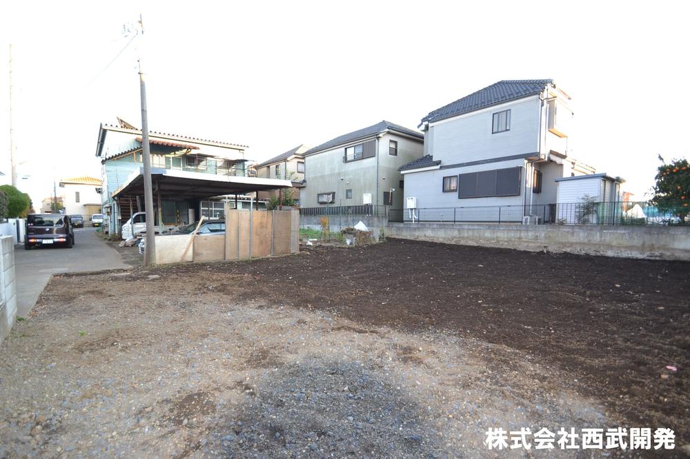 Local photos, including front road. Local appearance photo