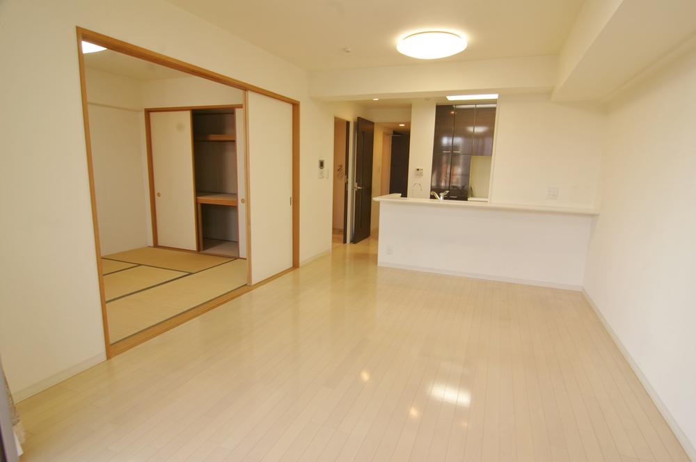 Living. Local (12 May 2013) Shooting Face-to-face counter kitchen Next to the living room is Japanese-style room
