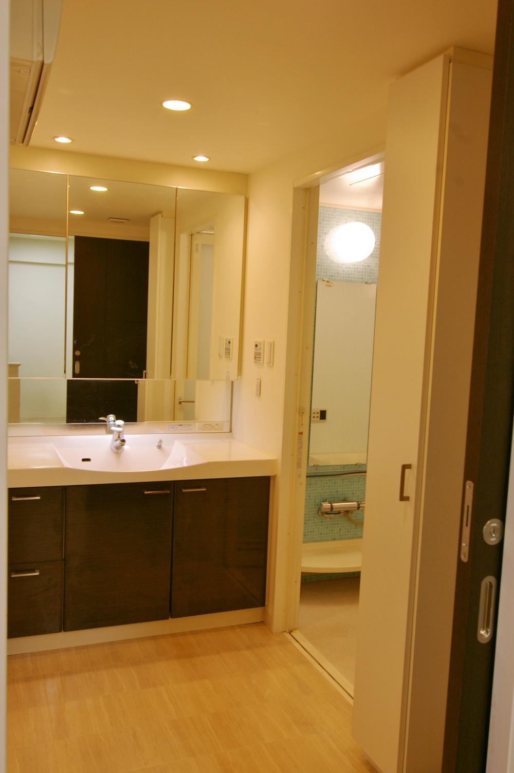 Wash basin, toilet. Indoor (12 May 2013) Shooting