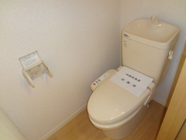 Toilet. Toilet spacious! !