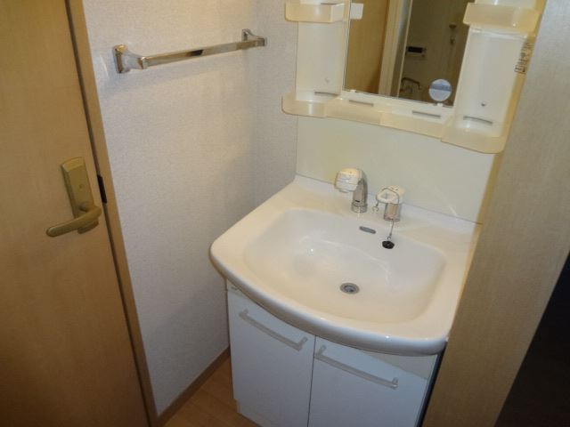 Washroom. Rare independent basin with the Single! !