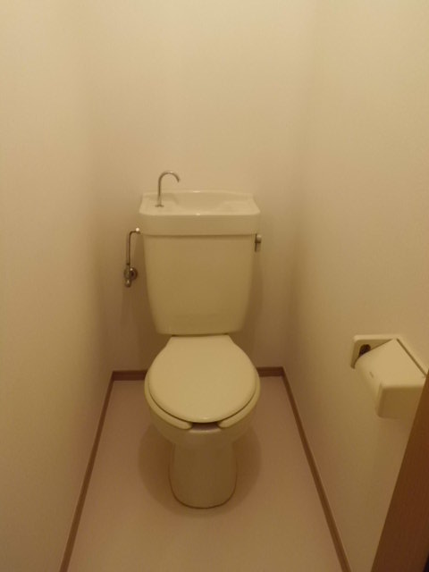 Toilet. Toilet.