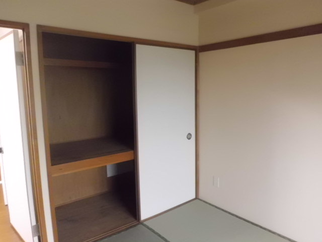 Receipt. Japanese-style closet. There is also a convenient boiled season replacement clothes upper