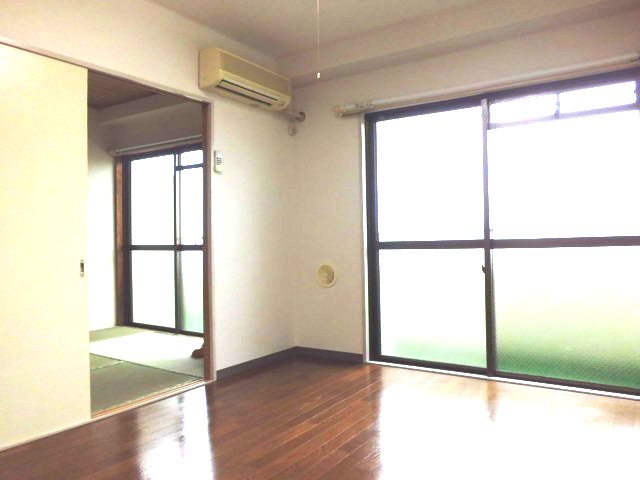 Other room space. Western style room ・ Japanese-style room between has been divided by a sliding door