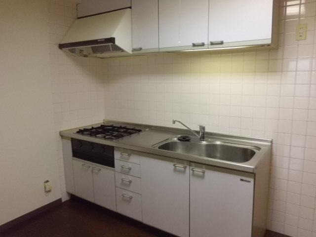Kitchen. System kitchen ・ 3-neck gas stove with