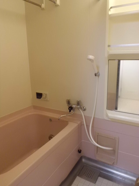 Bath. Bathroom dryer with. There is also a mirror. Add 焚可