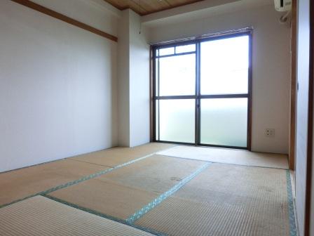 Other room space. 6-mat Japanese-style room. Unlike the flooring of friendly tatami also your child room