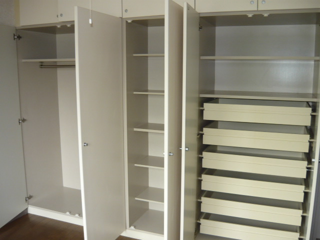 Receipt. 4 tatami mat and a half of Western-style. Easy-to-use there is storage of drawers.