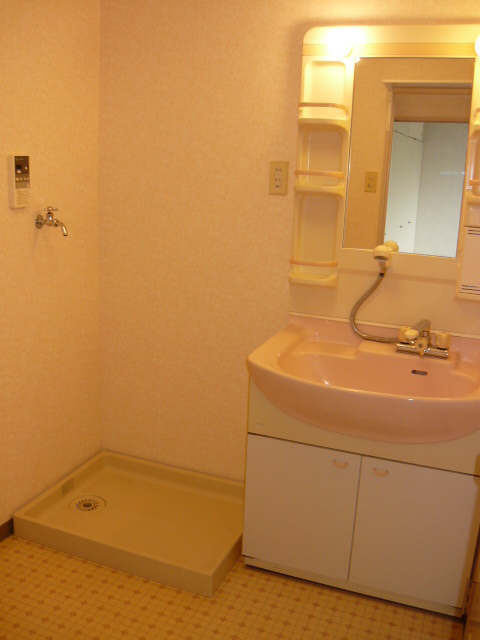 Washroom. Shampoo dresser ・ Laundry Area. Wide enough.
