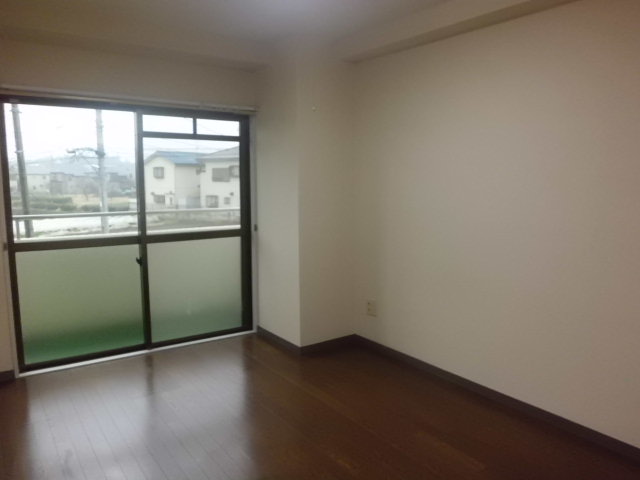 Other room space. 6 Pledge Western-style. It is bright because the south-facing of the veranda surface.