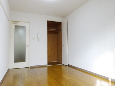 Other room space. Bright room
