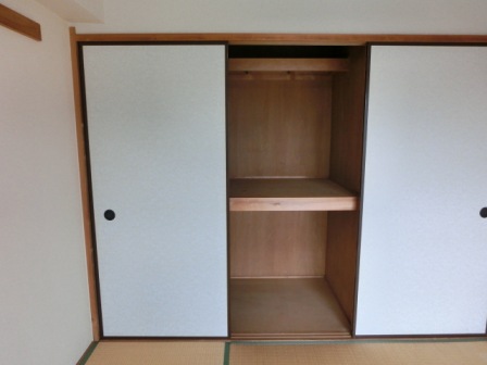Receipt. Closet of Japanese-style. There is also convenient for sorting the top