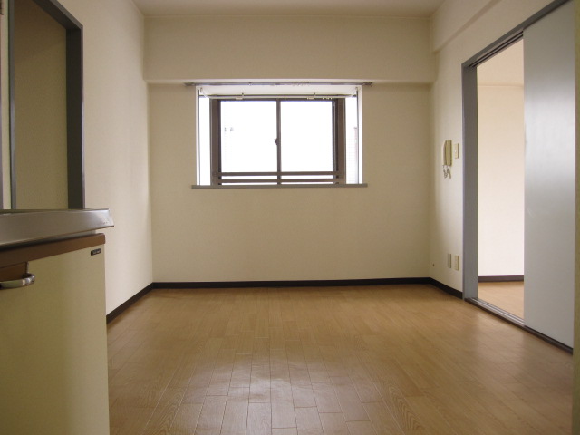 Living and room. Corner room unique, Dining space with a bay window