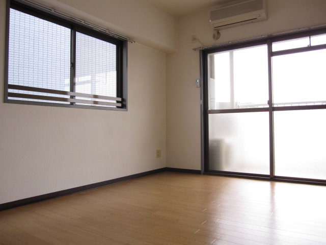 Other room space. 6 Pledge Western-style. Bright living room of the two-sided lighting