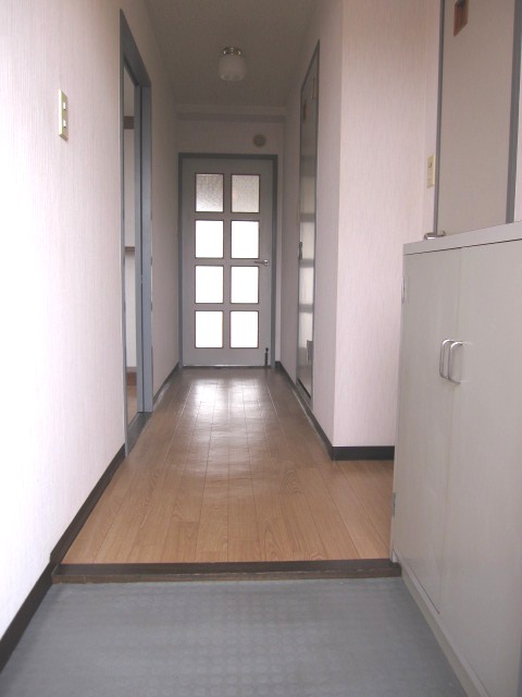 Entrance. There is a corridor, The living room is also difficult to see in the making