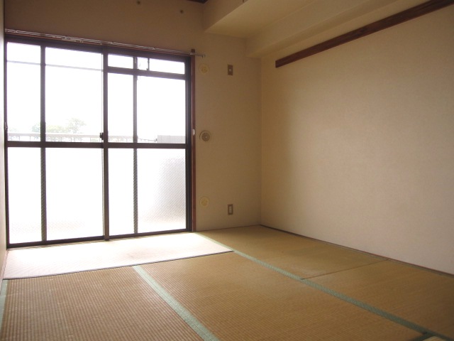 Other room space. 6-mat Japanese-style room. Bright living room on the veranda surface. There is also a storage