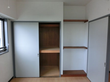 Receipt. Storage of the north side of the Western-style. Storage rack There is also a convenient