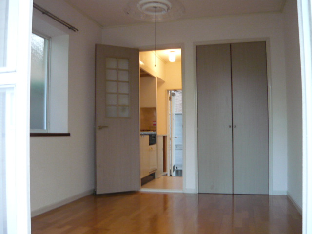 Other room space. 6 Pledge Western-style. Furniture placement is if easy in the Standart form