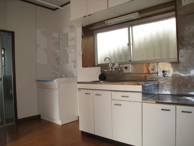 Kitchen. Gas stove 2 burners installed Allowed Separate vanity