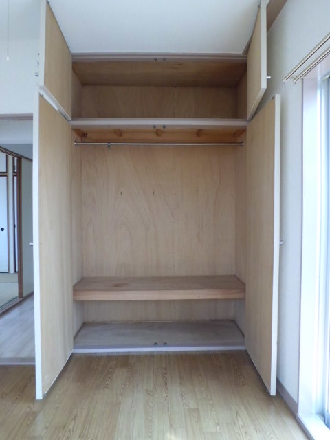 Receipt. 6 Pledge Western-style housing. Upper closet ・ Easy storage with a hanger pipe