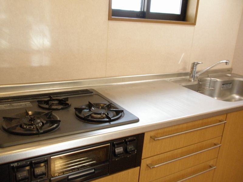 Kitchen. Easy-to-use 3-neck gas stove system Kitchen