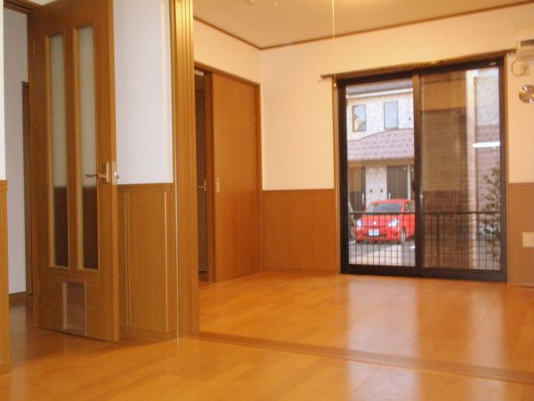 Living and room. Sunny, You can use as a broad LDK at the door open