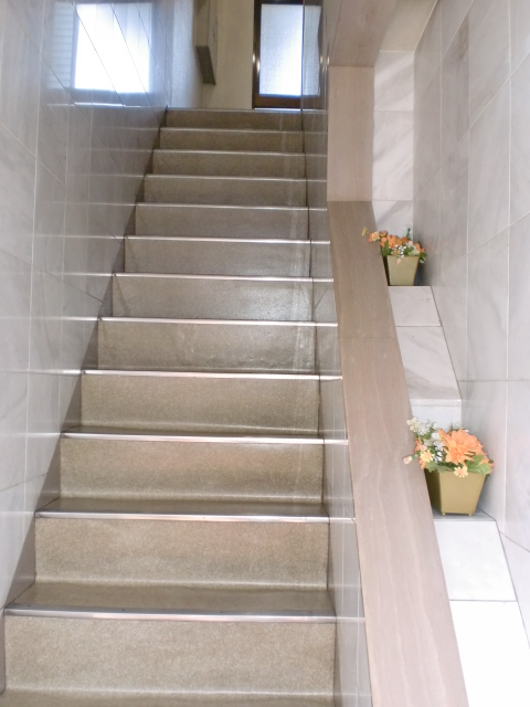 Entrance. Bright shared stairs