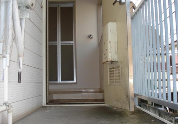 Entrance. Entrance. At least a step is, There is also a front door post