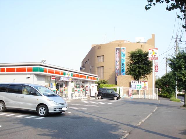 Convenience store. 100m until Thanksgiving (convenience store)