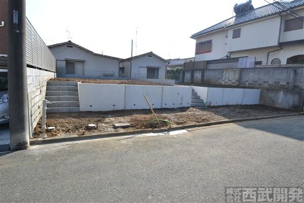 Local photos, including front road. 6m road surface of the shaped land
