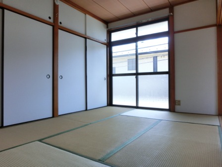 Other room space. 6-mat Japanese-style room. Bright living room there is also a skylight.