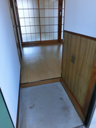 Entrance. With cupboard. Build the kitchen from the front door is not visible