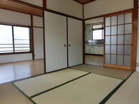 Other room space. Appearance of the entire room as seen from the Japanese-style room