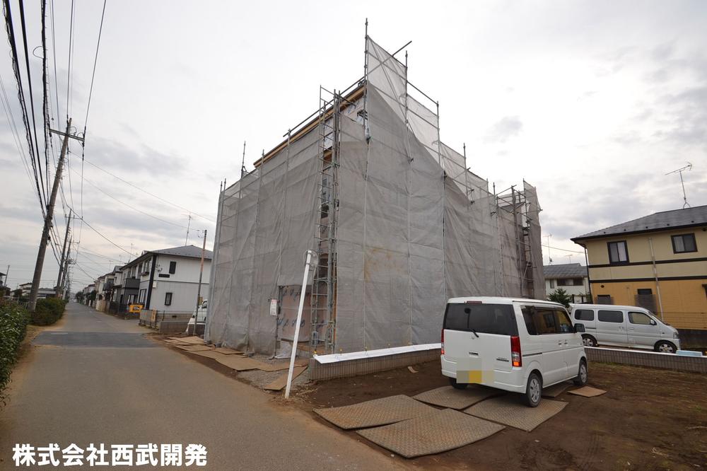 Local photos, including front road. Local appearance photo