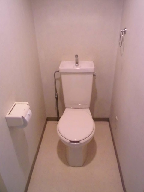 Toilet. Toilet. Popular bus ・ It is another toilet.