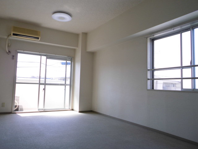 Other room space. Per corner room, There are two Menmado, The room in is also bright.