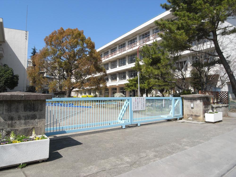 Primary school. 730m until Izumi elementary school