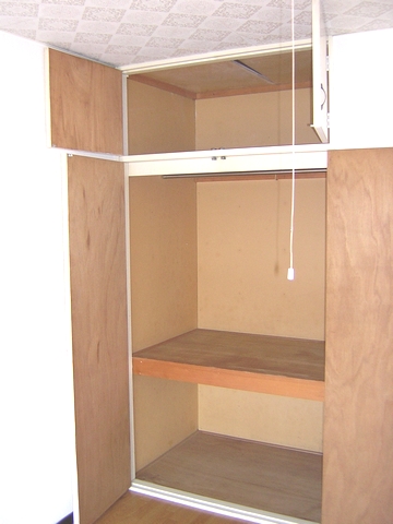 Receipt. Storing large. It is up to the upper closet.
