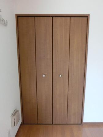 Other room space. Storage of the folding door can make use of the room without having to worry about the door