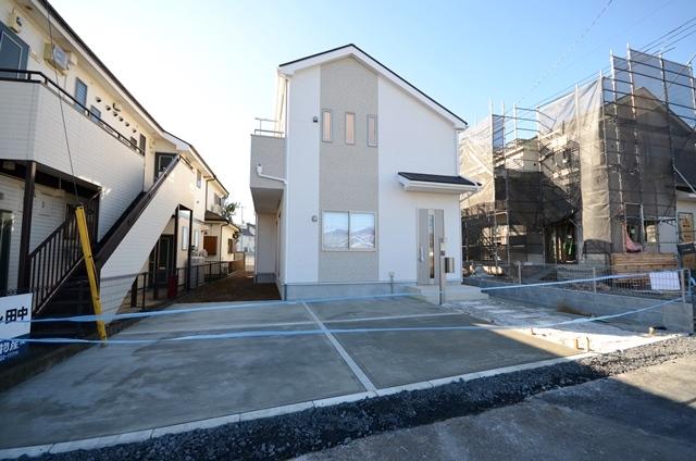 Local appearance photo. Earth 49 tsubo, It is new construction 2 House with a car space of parallel 2 cars. (2013 December 25 shooting)
