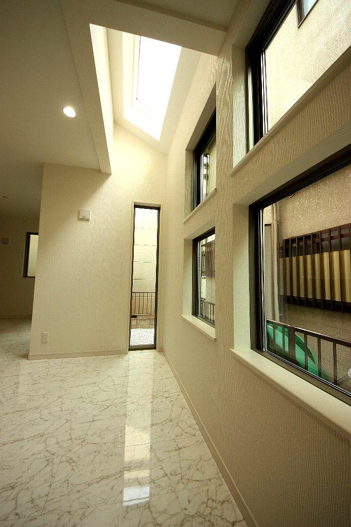 Living. Top light that will brighten the room 2013 December shooting