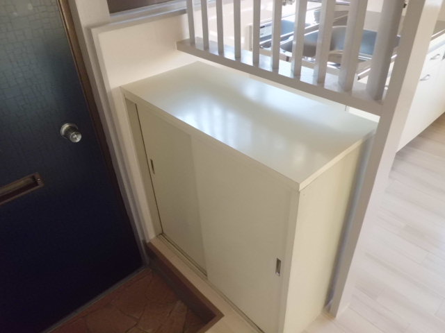 Receipt. Entrance cupboard. The top can be also utilized as a shelf.