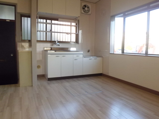 Living and room. DK ventilation with a bay window ・ Ventilation is good. There is also under-floor storage.
