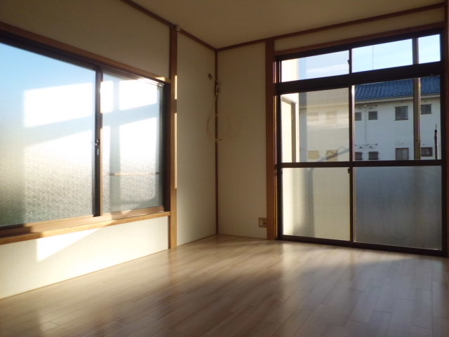 Other room space. 6 Pledge Western-style. Renovation to the Japanese-style room → Western. Bright rooms with two faces lighting.