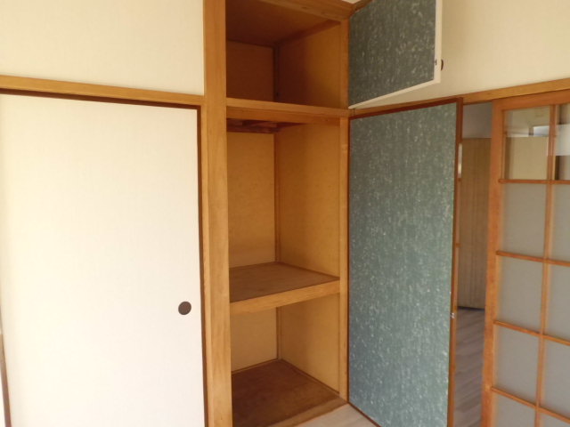 Other room space. There is also housed in a 6-mat Western-style. Plenty of storage with the upper closet.