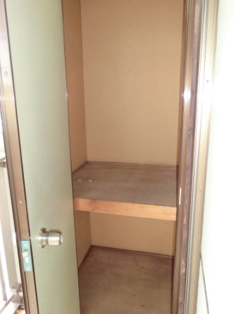 Receipt. Veranda storeroom. There are two places. Convenient storage, such as luggage of season.