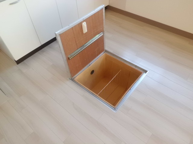 Receipt. Underfloor Storage. Convenient storage of seasoning, such as stockpile.