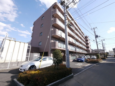 Building appearance. On-site parking