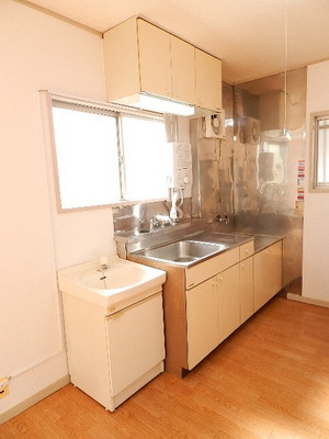 Kitchen. Gas stove 2 burners installed Allowed